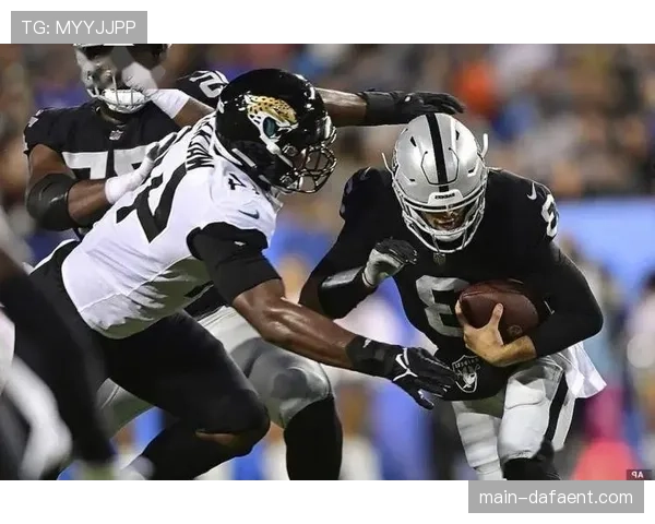 状元四分卫沃德在进攻武器匮乏下展现护球能力